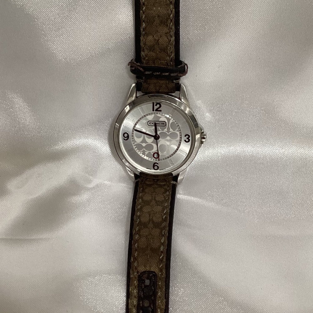Timeless Elegance: Classic Signature Silver Dial Fabric (Brown/Beige) - Picture 4 of 5